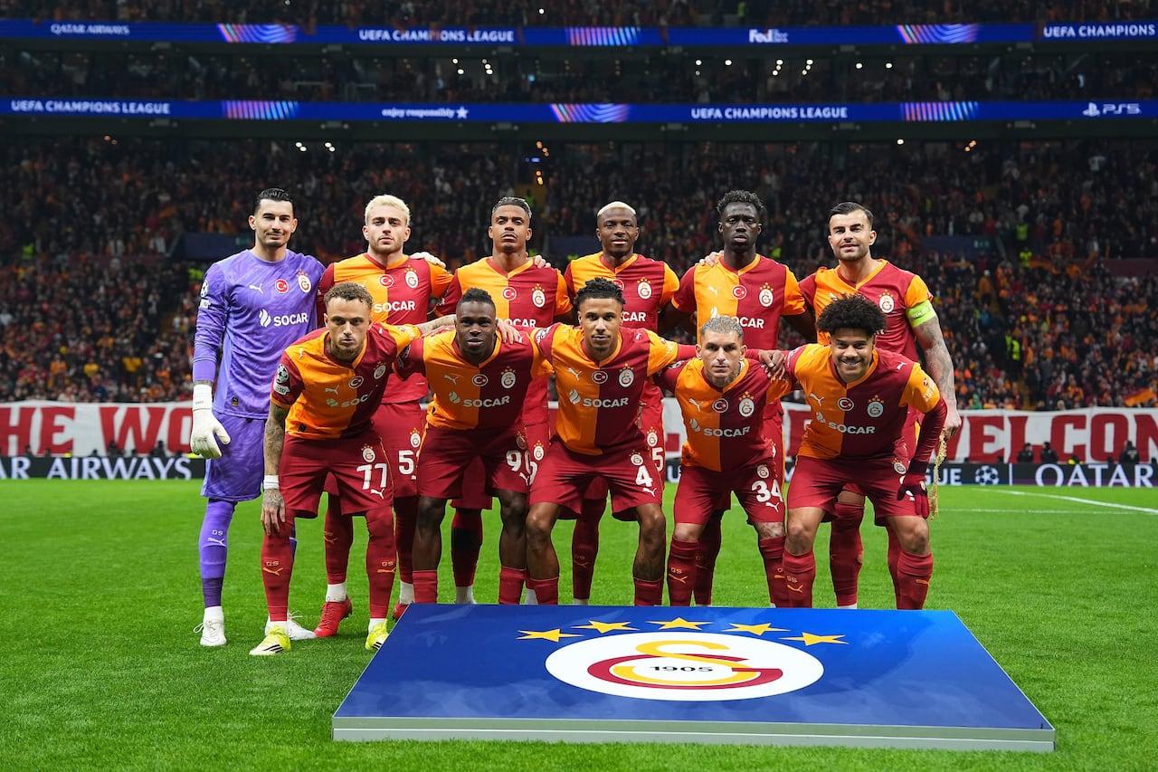 Dávinson Sánchez (segundo de derecha a izquierda parte superior) disputó todo el encuentro contra el Liverpool en la Champions League.