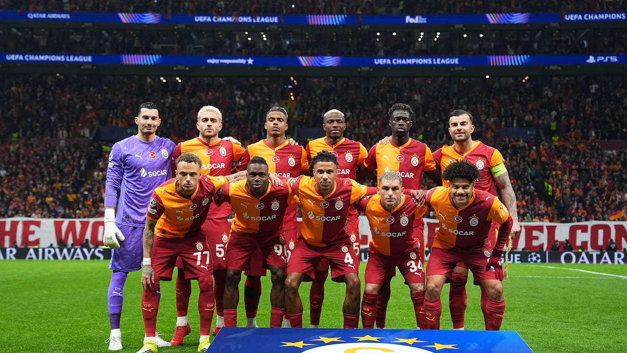 Dávinson Sánchez (segundo de derecha a izquierda parte superior) disputó todo el encuentro contra el Liverpool en la Champions League.