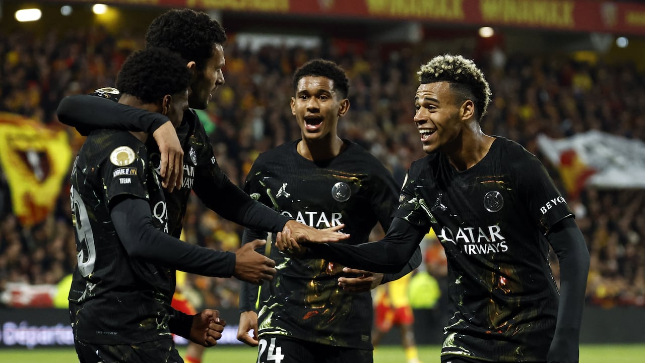 El delantero francés del Paris Saint-Germain, Ibrahim Mbaye (izq.), número 49, es felicitado por sus compañeros tras marcar un gol durante el partido de la Ligue 1 francesa entre el RC Lens y el Paris Saint-Germain (PSG) en el estadio Bollaert-Delelis de Lens, el 13 de mayo de 2026. (Foto de SIMON WOHLFAHRT / AFP)