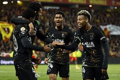 El delantero francés del Paris Saint-Germain, Ibrahim Mbaye (izq.), número 49, es felicitado por sus compañeros tras marcar un gol durante el partido de la Ligue 1 francesa entre el RC Lens y el Paris Saint-Germain (PSG) en el estadio Bollaert-Delelis de Lens, el 13 de mayo de 2026. (Foto de SIMON WOHLFAHRT / AFP)