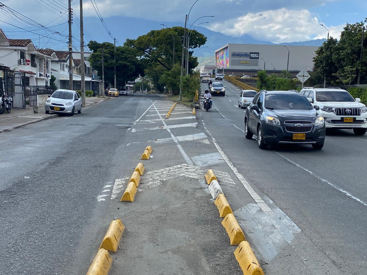 Bajada del puente que conecta la Autopista Sur con la Carrera 70, zona donde varios taches se encuentran deteriorados o ausentes.