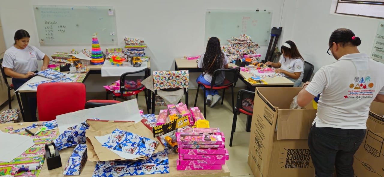 Todos los presentes son recibidos en los puntos de recolección, para luego ser llevados a la Cruz Roja Valle, en el sur de Cali, donde son envueltos con dedicación por el grupo de jóvenes voluntarios.