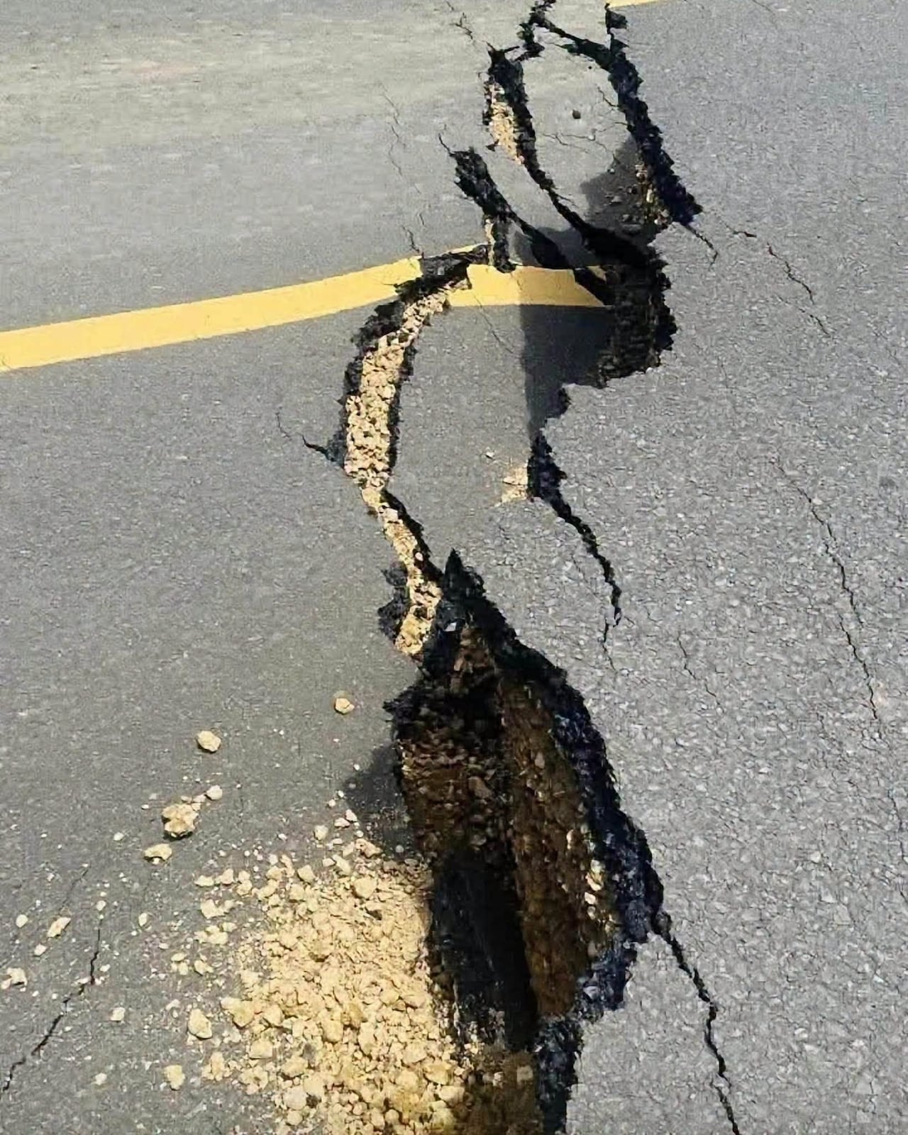 Un potente terremoto de magnitud 7,7 sacudió Panamá este viernes 9 de octubre de 2026, provocando daños en edificaciones, afectaciones en carreteras y evacuaciones en distintas zonas del país. Imágenes difundidas por medios internacionales muestran estructuras parcialmente colapsadas, daños en edificios y afectaciones en construcciones históricas, especialmente en sectores como Penonomé.