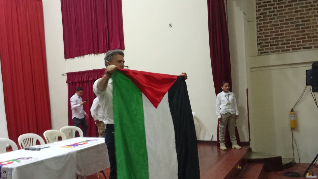 De entrada, Daniel Quintero ondeó la bandera de Palestina ante las personas que se reunieron en el teatro Orfeón Obrero de Popayán.