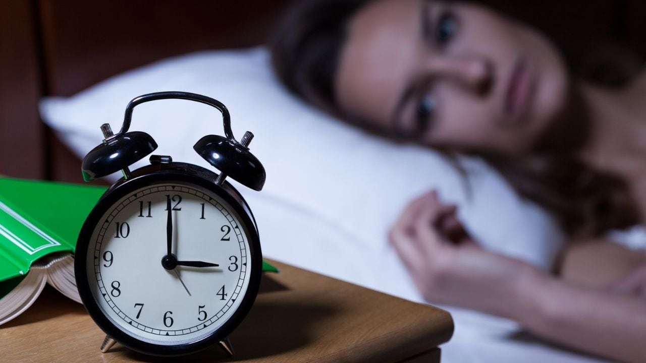 Despertar a las 3 AM tiene significados profundos, según la numerología