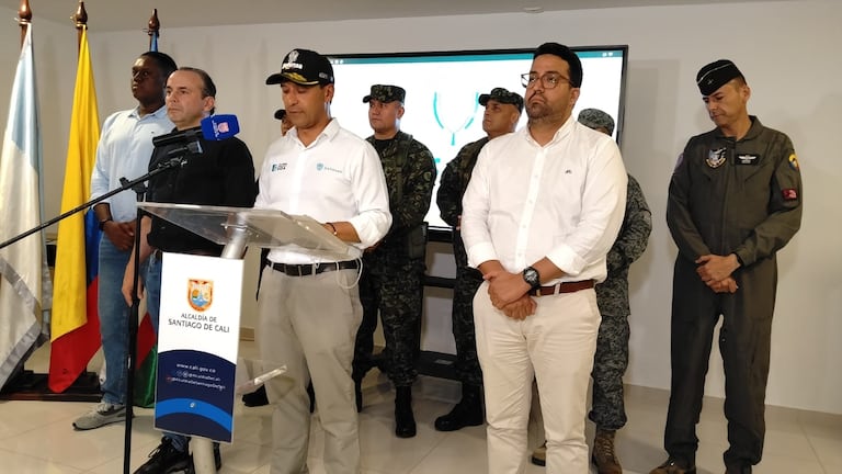 Rueda de prensa en conjunto entre el alcalde de Cali, Alejandro Eder, y el ministro de Defensa, Pedro Sánchez.