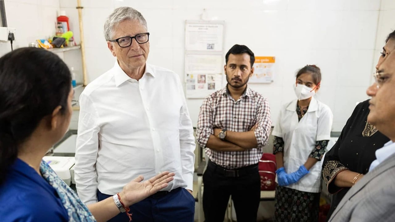 Bill Gates advirtió sobre los cambios que la inteligencia artificial podría generar en el mercado laboral.
