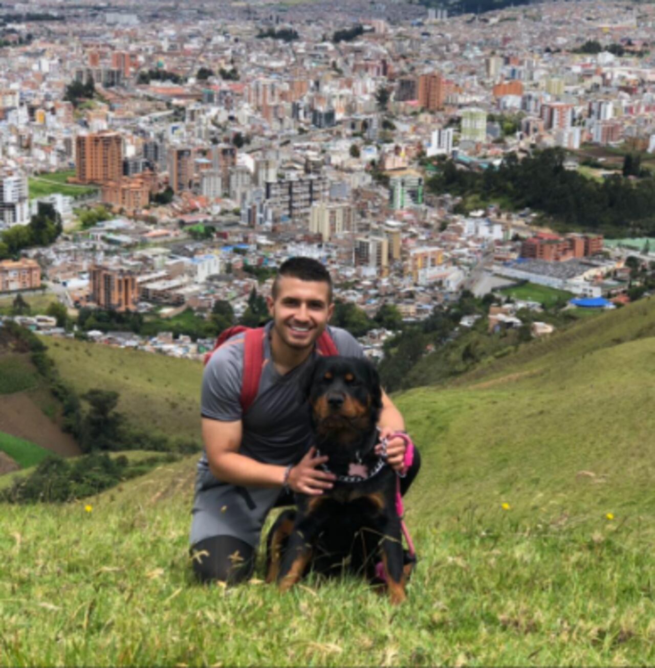 Sebastián Mora Muñoz era un joven estudiante de medicina. Su padre lo haría asesinado junto a su madre en un restaurante de Pasto.