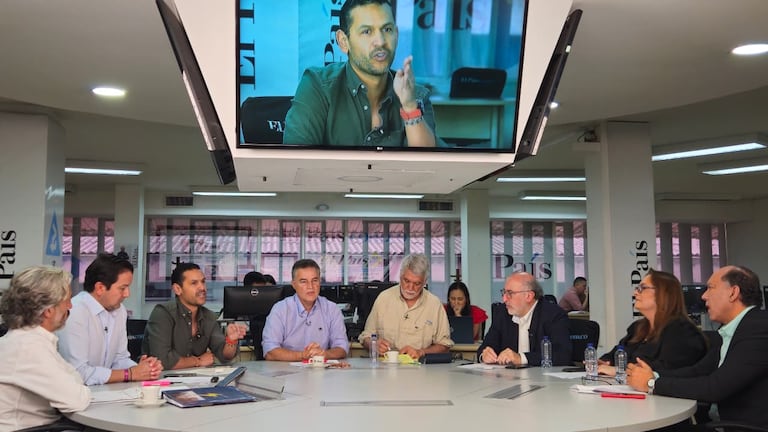 Momento de debate entre los precandidatos presidenciales en el conversatorio El Suroccidente Elige.