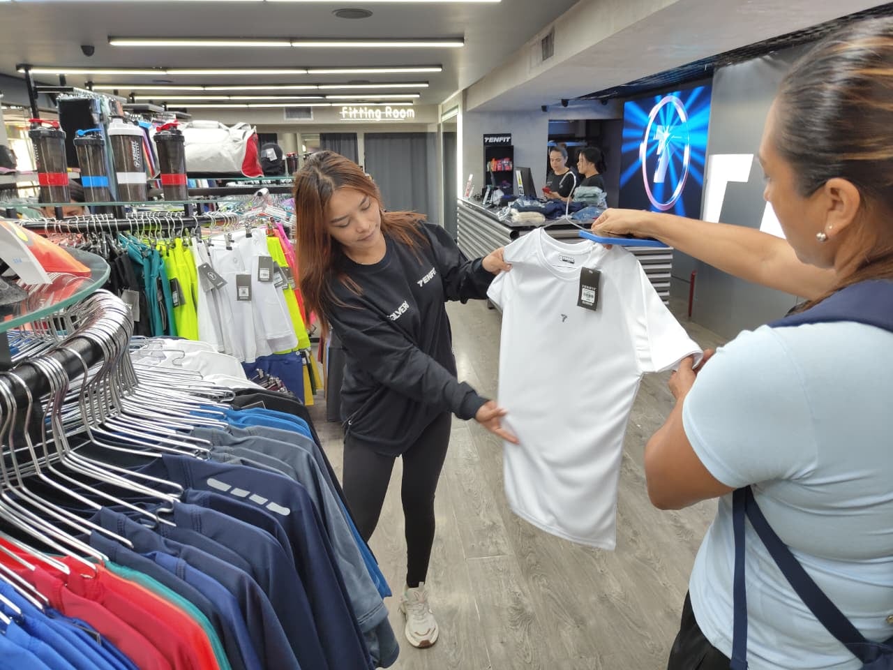 Comerciantes del centro de Cali se preparan para la temporada de diciembre.