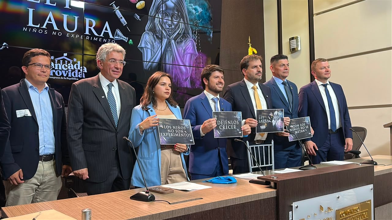 Presentan proyecto de ley Laura para prohibir cambio de sexo y género en menores de edad.