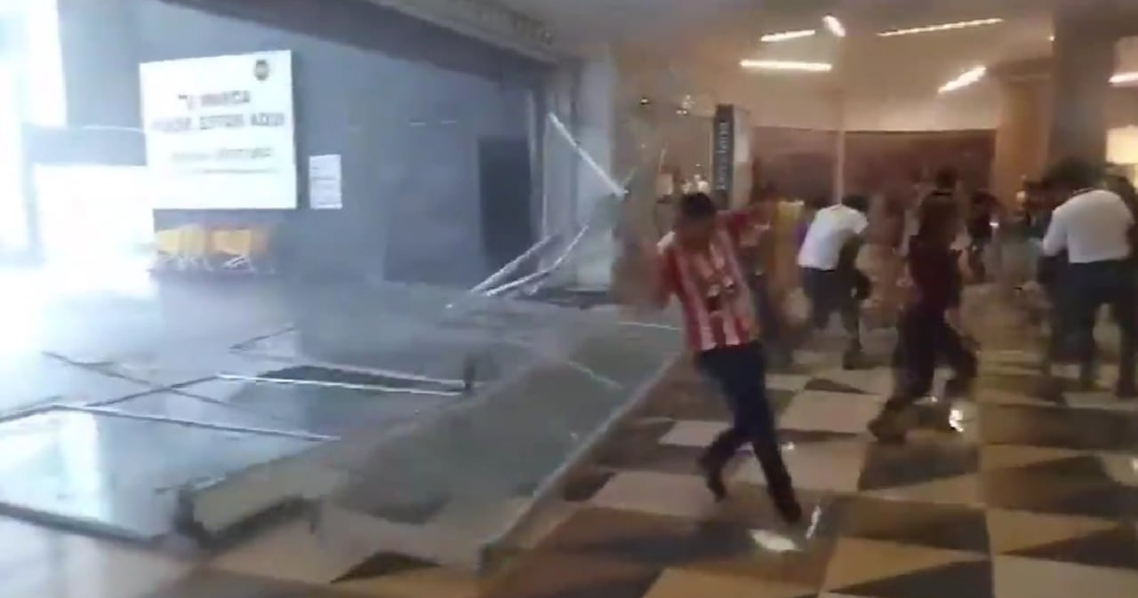 El hombre fue el último del grupo de personas en salvarse de salir lesionado