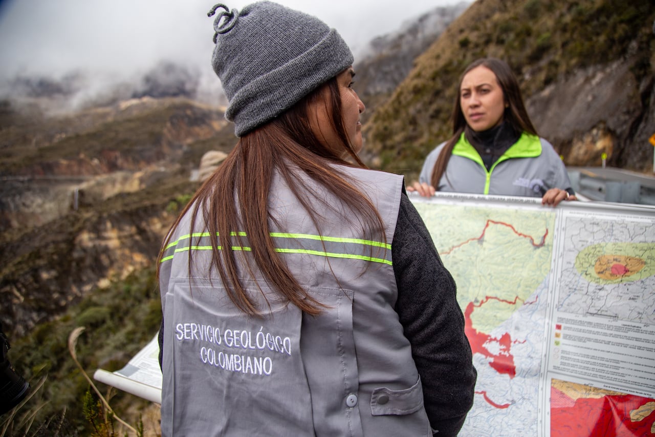 El objetivo principal del Servicio Geológico Colombiano es realizar investigación científica básica y aplicada del potencial de recursos del subsuelo, así como monitorear y evaluar las amenazas de origen geológico en el país