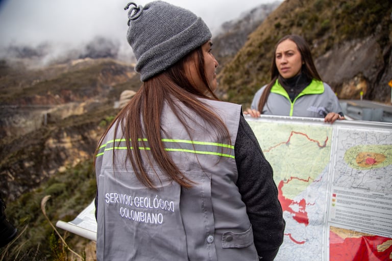 El objetivo principal del Servicio Geológico Colombiano es realizar investigación científica básica y aplicada del potencial de recursos del subsuelo, así como monitorear y evaluar las amenazas de origen geológico en el país