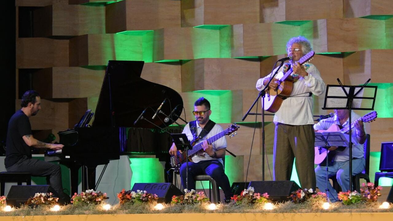Así se vive el 50º Festival de Música Andina Mono Núñez en el Coliseo Beatriz Arellano, en Ginebra, Valle. En tarima, el talentoso músico Gustavo Adolfo Renjifo.