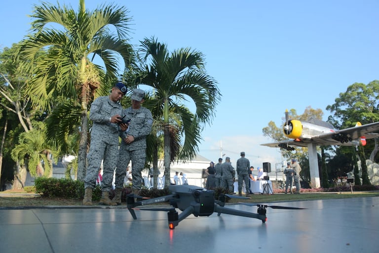 Entrega de drones a la Base Marco Fidel Suárez en Cali.