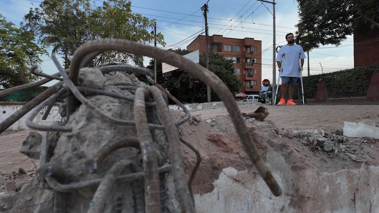 Carlos Rebolledo permaneció más de 20 horas sepultado bajo toneladas de concreto por el desplome del edificio.