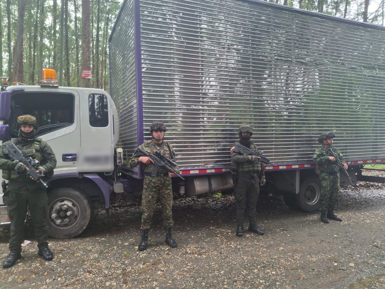 Camión tipo furgón recuperado en zona rural entre Popayán y Rosas, Cauca, gracias a un operativo conjunto entre la Policía Nacional y el Ejército, en acciones contra la piratería terrestre.