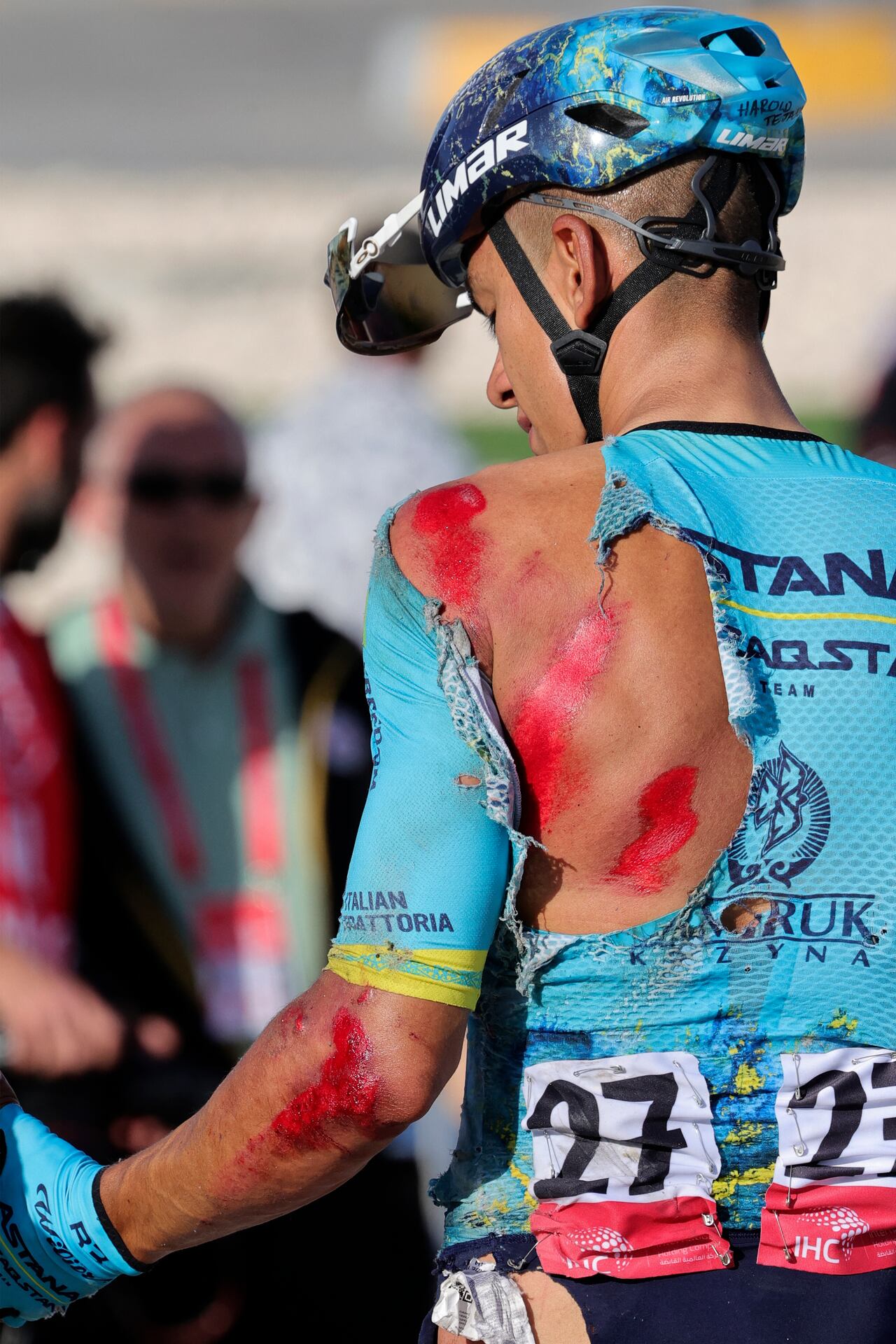 El colombiano Harold Tejada, del equipo Astana, camina después de estrellarse antes de la línea de meta durante la etapa 1 del 6.° Tour de los EAU 2024, desde Al Dhafra Walk hasta Liwa, el 19 de febrero de 2024. (Foto de Giuseppe CACACE / AFP)