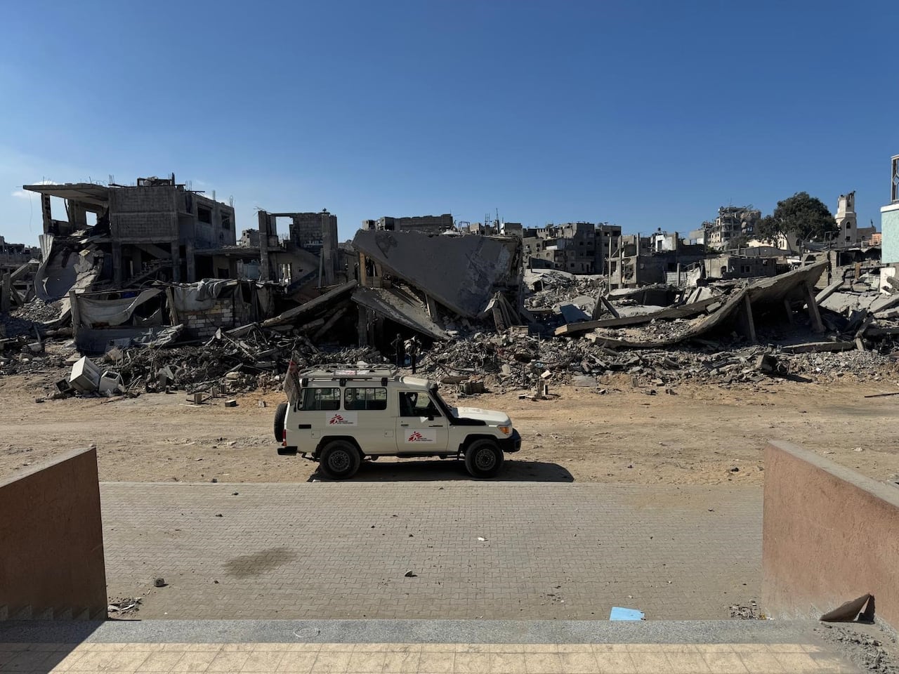 El deterioro de la infraestructura hospitalaria ha obligado a trasladar servicios médicos a espacios temporales, mientras continúan las necesidades urgentes de atención en Gaza.