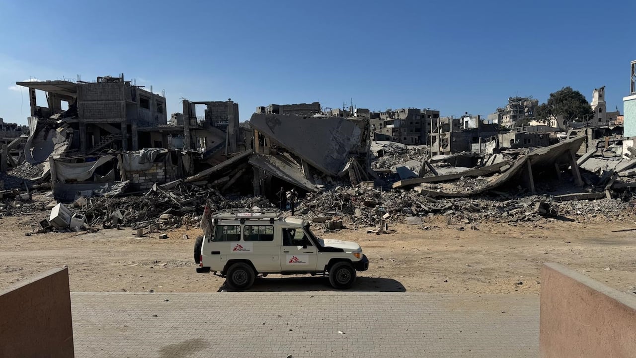 El deterioro de la infraestructura hospitalaria ha obligado a trasladar servicios médicos a espacios temporales, mientras continúan las necesidades urgentes de atención en Gaza.