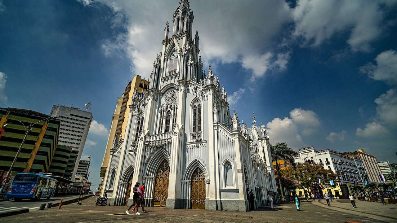 La emblemática iglesia La Ermita en Cali, Colombia, fue blanco de un acto de vandalismo el 6 de mayo de 2026. Un hombre ingresó violentamente, destruyendo varias imágenes religiosas y causando daños materiales, lo que la Arquidiócesis calificó como una "dolorosa profanación". Pero además la iglesia presenta un deterioro muy grave que se ha ido acrecentando a través de los años y requiere acciones urgentes. Foto: Jorge Orozco.