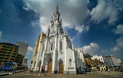 La emblemática iglesia La Ermita en Cali, Colombia, fue blanco de un acto de vandalismo el 6 de mayo de 2026. Un hombre ingresó violentamente, destruyendo varias imágenes religiosas y causando daños materiales, lo que la Arquidiócesis calificó como una "dolorosa profanación". Pero además la iglesia presenta un deterioro muy grave que se ha ido acrecentando a través de los años y requiere acciones urgentes. Foto: Jorge Orozco.