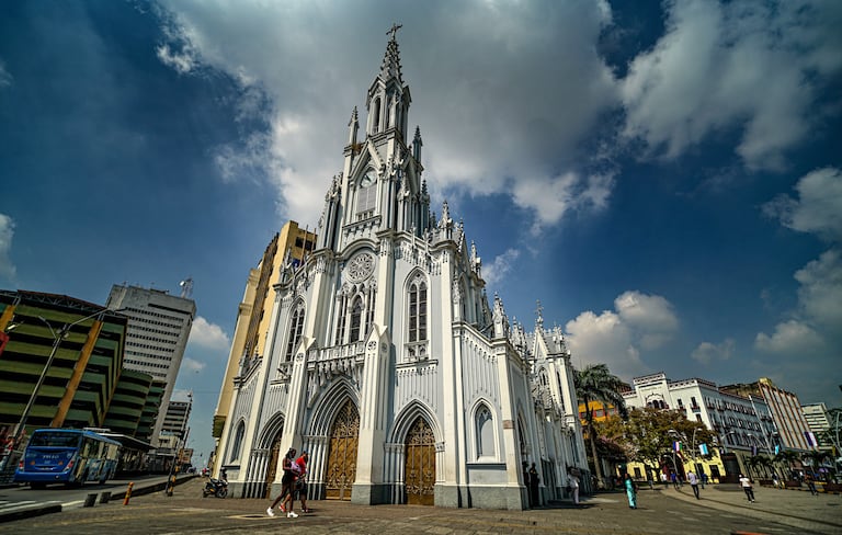 La emblemática iglesia La Ermita en Cali, Colombia, fue blanco de un acto de vandalismo el 6 de mayo de 2026. Un hombre ingresó violentamente, destruyendo varias imágenes religiosas y causando daños materiales, lo que la Arquidiócesis calificó como una "dolorosa profanación". Pero además la iglesia presenta un deterioro muy grave que se ha ido acrecentando a través de los años y requiere acciones urgentes. Foto: Jorge Orozco.