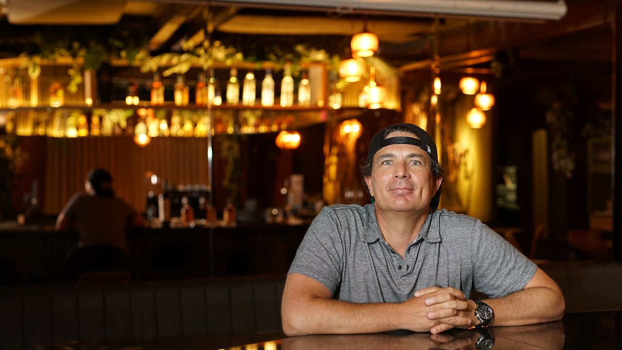 Carlos Testino, un trotamundo de la fusión
A los 19 años se fue a estudiar en el Florida Culinary Institute y ha trabajado en restaurantes de Los Ángeles y California. 20 de diciembre 2024. Foto Jorge Orozco / El País.