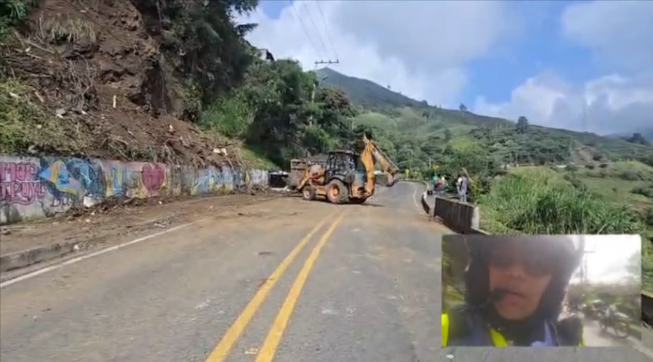 Las lluvias del fin de semana provocaron un deslizamiento el lunes festivo en el kilómetro 9 en la vía al mar.