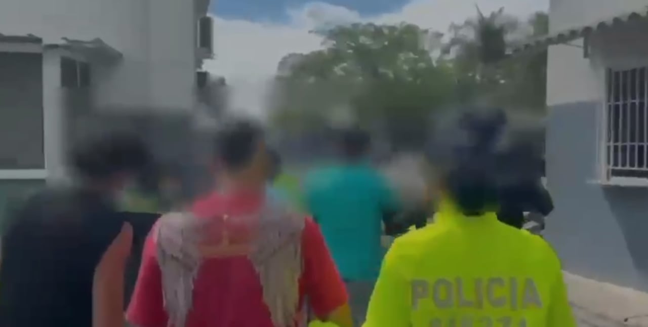 Unidades de la Seccional de Investigación Criminal, Sijín y del Modelo Nacional de Servicio de Policía Orientado a las Personas y los Territorios durante una de las cinco diligencias de registro y allanamiento ejecutadas en Tuluá. La intervención permitió la captura de seis presuntos integrantes del grupo delincuencial común organizado Los del Chino, que expendía estupefacientes en los sectores de la Galería y La Marranera por encargo de La Inmaculada.