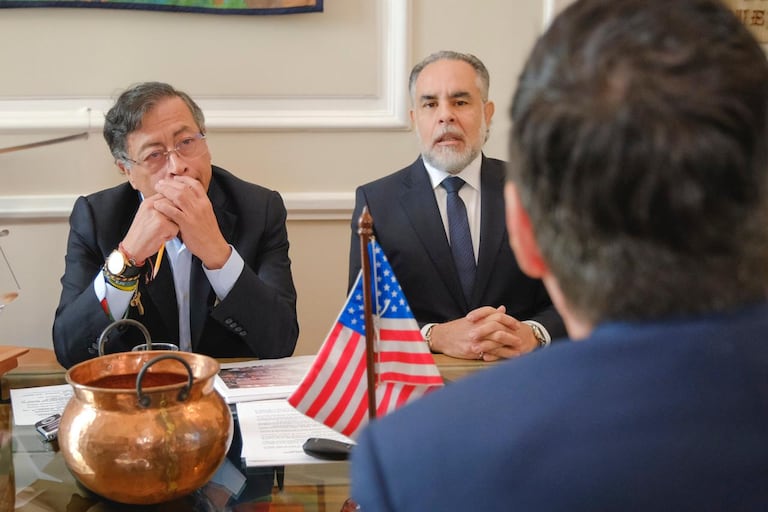 Gustavo Petro y Armando Benedetti con Bernie Moreno.