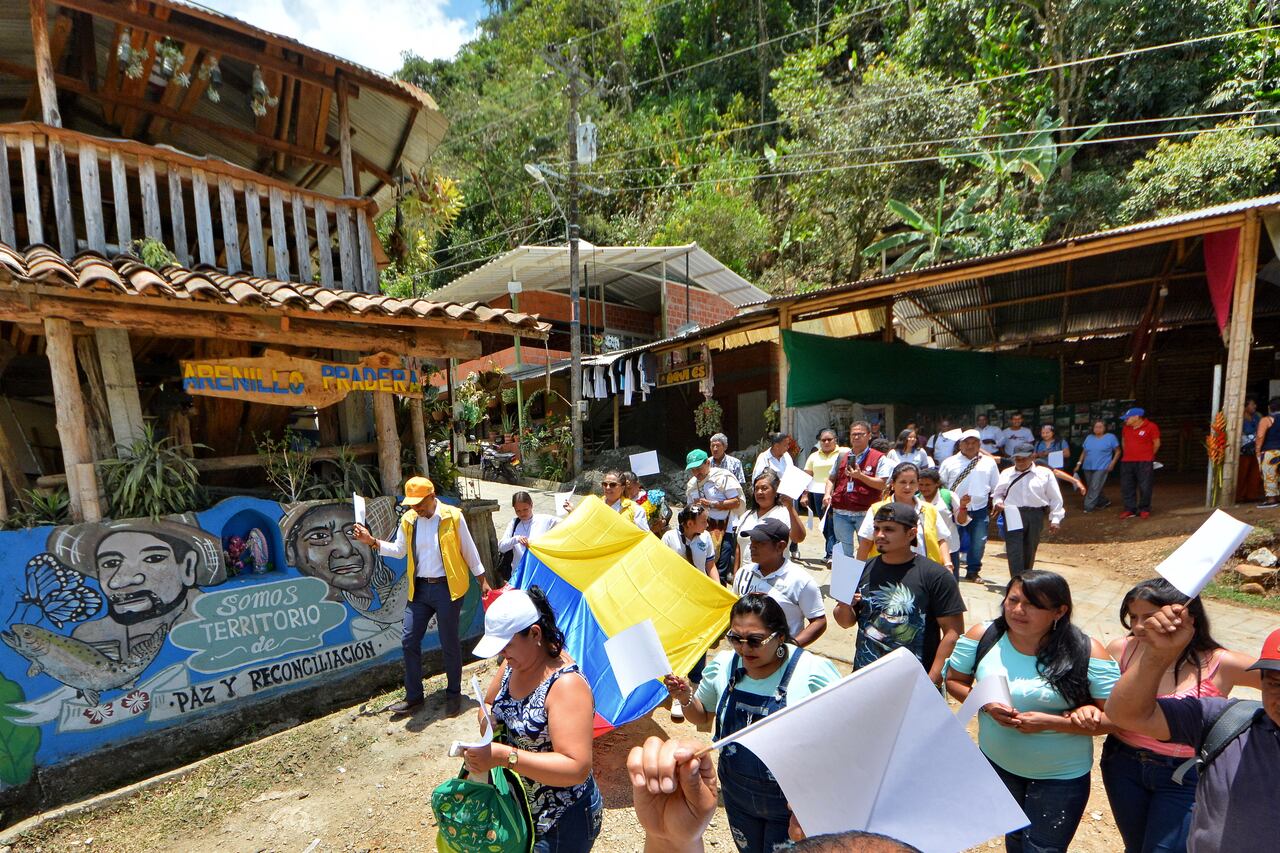 Con un acto simbólico, la Unidad para las Víctimas realiza el cierre de reparación colectiva de la comunidad de Arenillo de Pradera, Valle del Cauca. Foto Jorge Orozco / El País.