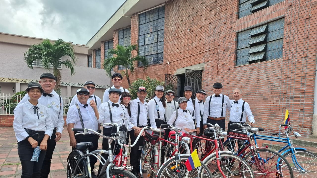 Participantes del encuentro observan las bicicletas clásicas que llegaron desde distintas regiones del país.