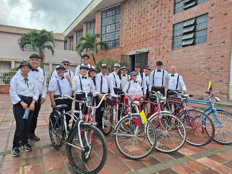 Participantes del encuentro observan las bicicletas clásicas que llegaron desde distintas regiones del país.