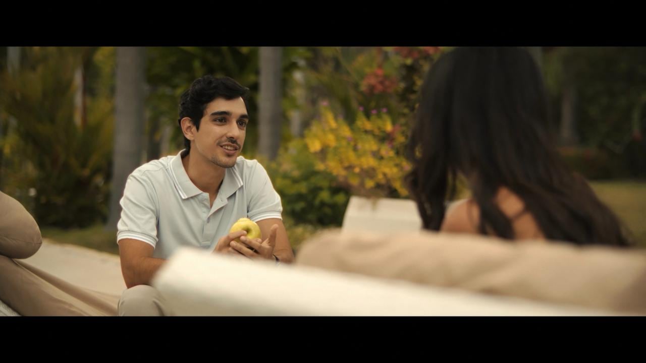 En Perfil Falso, Lucas se sumerge en la red de engaños que se desata cuando la doble vida de su padre sale a la luz. Se enamora de Erika (Daniela Sarria), su Au Pair (joven colombiana, de intercambio cultural).