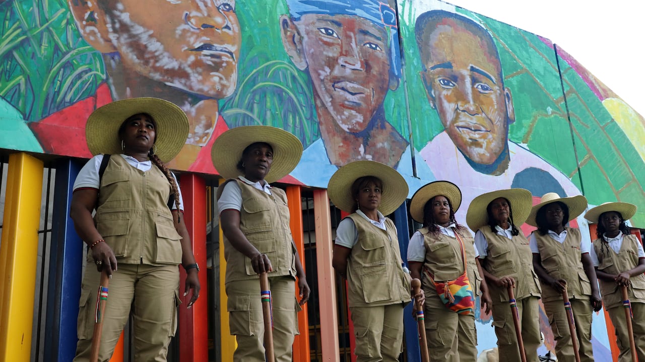 Guardia Afro urbana en el barrio Vallegrande en el oriente de Cali distrito de Aguablanca