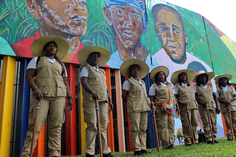 Guardia Afro urbana en el barrio Vallegrande en el oriente de Cali distrito de Aguablanca