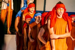 ‘Arriba el telón’ fue conformado por el Teatro Esquina Latina en el año de 1987, en la comuna 1, de la zona ladera de Cali. Este espacio tiene abiertas sus puertas para recibir a todas las personas sin distinción de edad, nacionalidad o creencia.