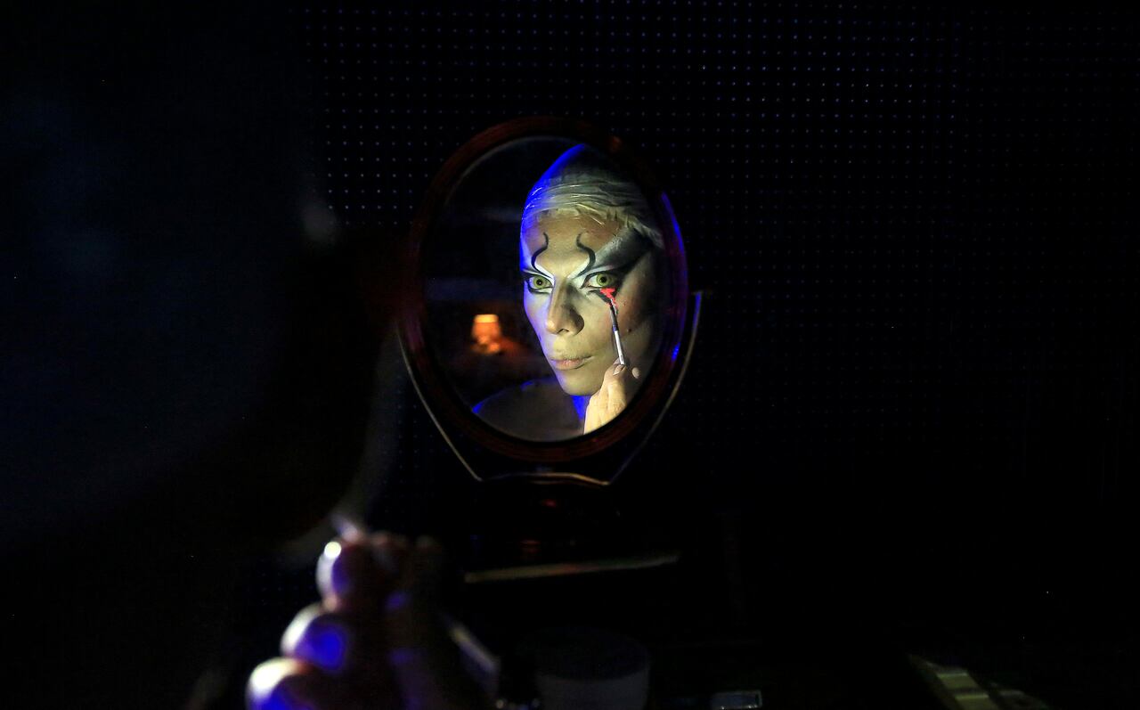 Alexa Evangelista, una drag queen que representa a El Salvador, se prepara entre bastidores antes de actuar en el concurso Mix Imperial Central American Tropical Drag Royale 2023.