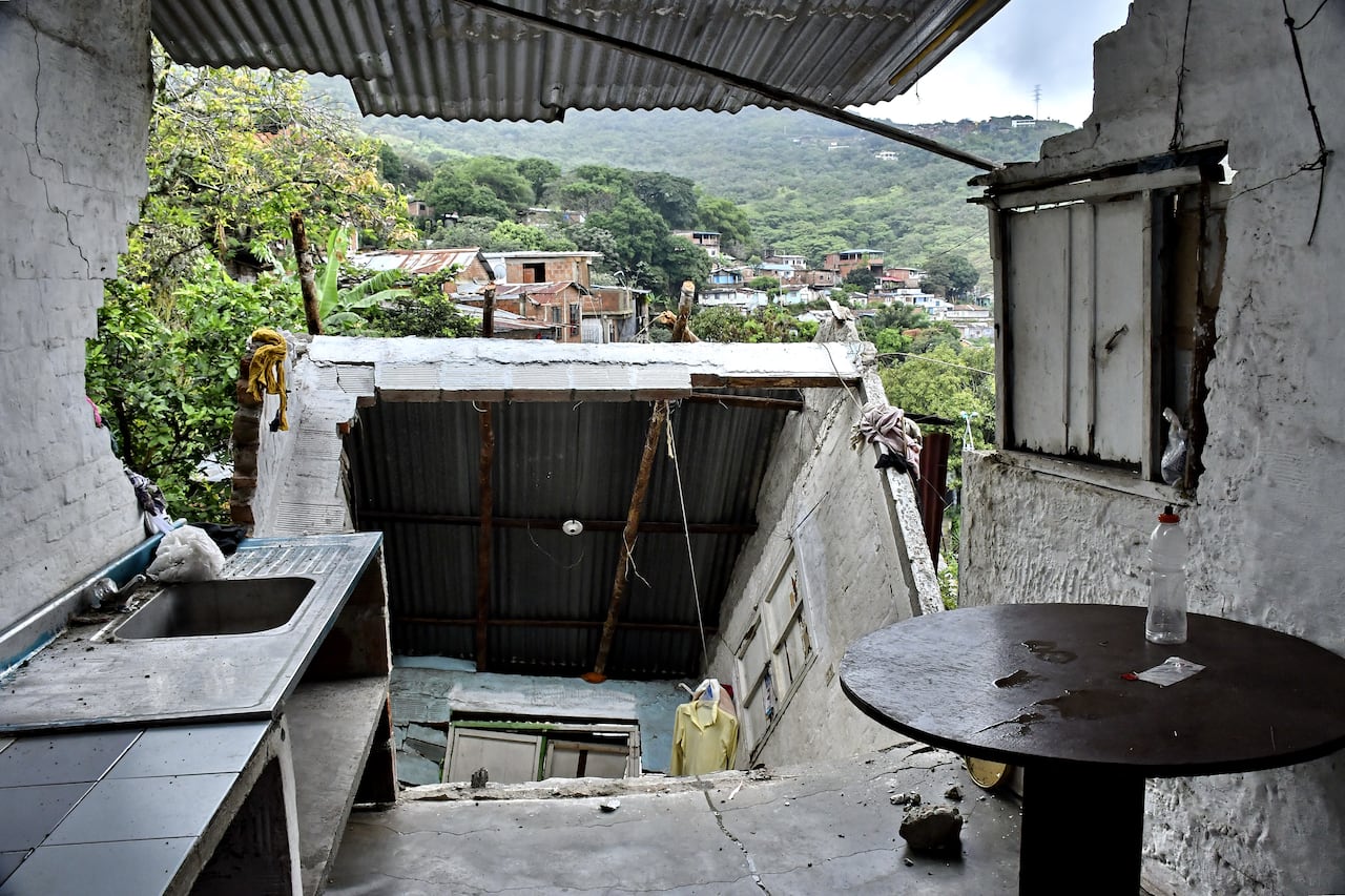 Emergencia en Siloé por el colapso de una casa tras deslizamiento de tierra, En la mañana de este viernes 14 de febrero se presentó una grave emergencia en la Carrera 40C Oeste # 5-88 del barrio Siloé, en donde un deslizamiento de tierra generó el colapso de una de las viviendas de la zona. Fotos Raúl Palacios / El Pais.