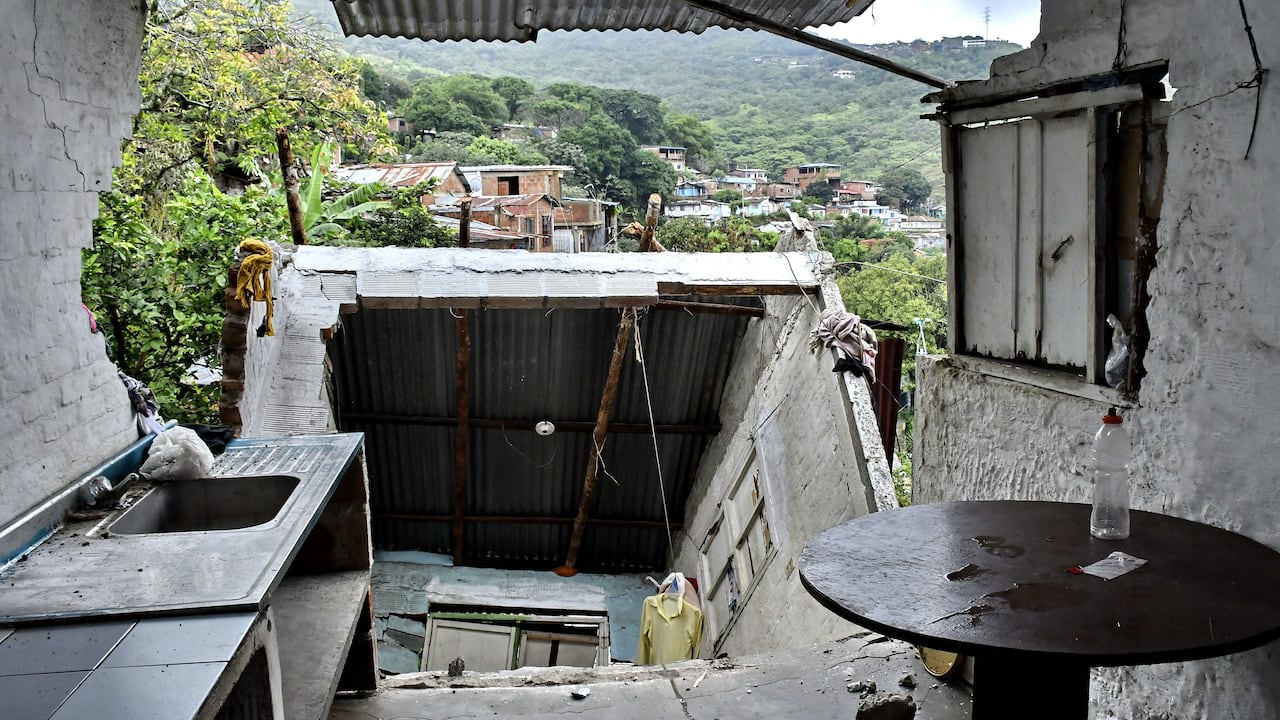 Emergencia en Siloé por el colapso de una casa tras deslizamiento de tierra, En la mañana de este viernes 14 de febrero se presentó una grave emergencia en la Carrera 40C Oeste # 5-88 del barrio Siloé, en donde un deslizamiento de tierra generó el colapso de una de las viviendas de la zona. Fotos Raúl Palacios / El Pais.