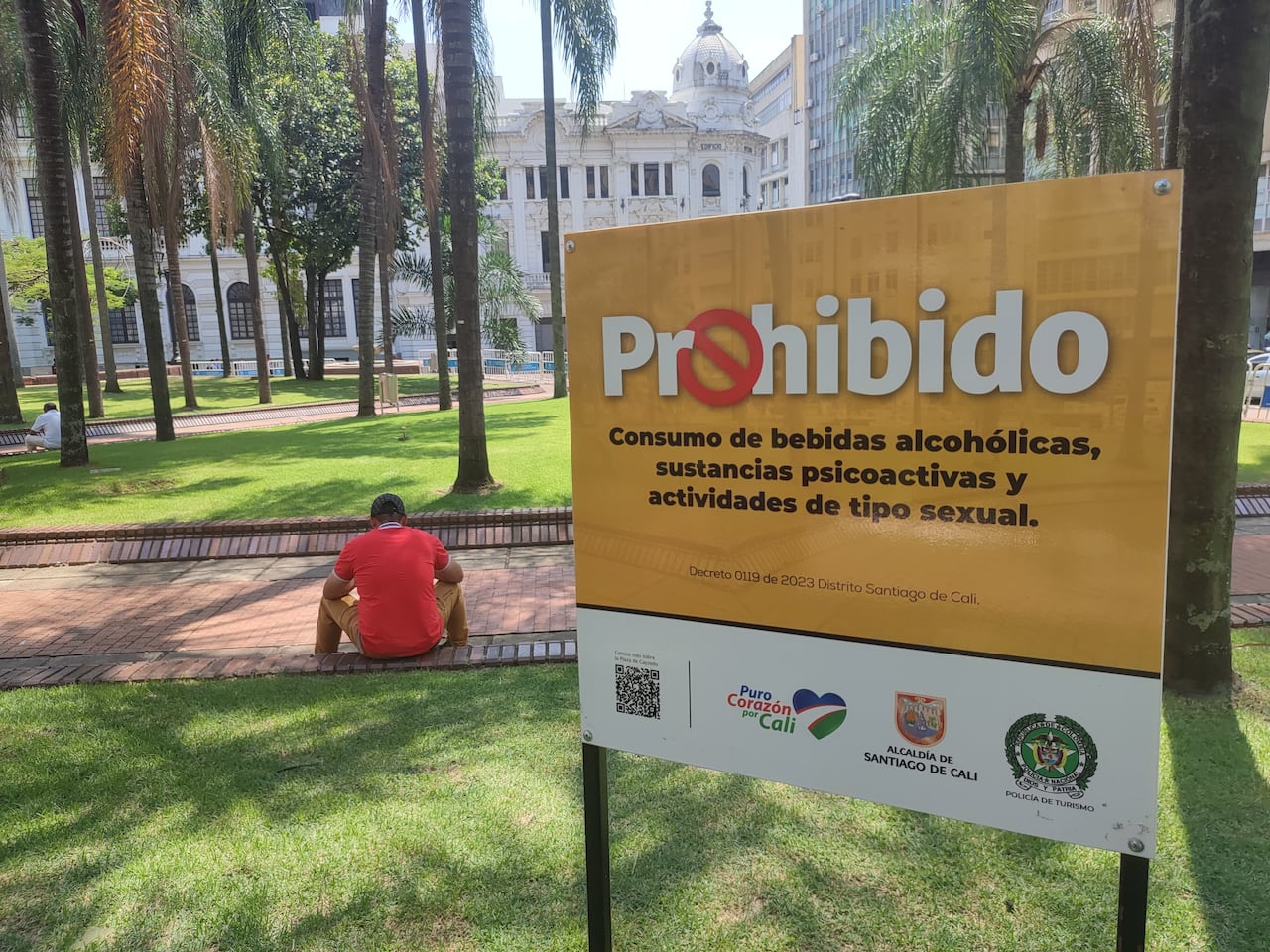 Decálogo del comportamiento en la Plaza de Caycedo según decreto 119 de 2023 del Distrito de Santiago de Cali. Algunas de las normas son: prohibido el consumo de drogas, no pisar las zonas verdes, no hacer necesidades fisiológicas o tener actividades de tipo sexual