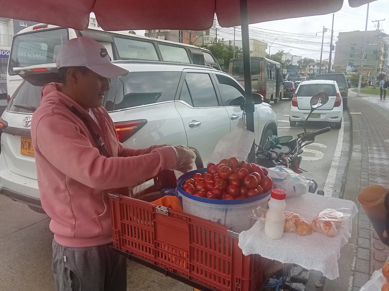 Desde las 4:00 de la mañana, Don Arley inicia su jornada para ofrecer chontaduro fresco a sus clientes, en una vía pública de Popayán.