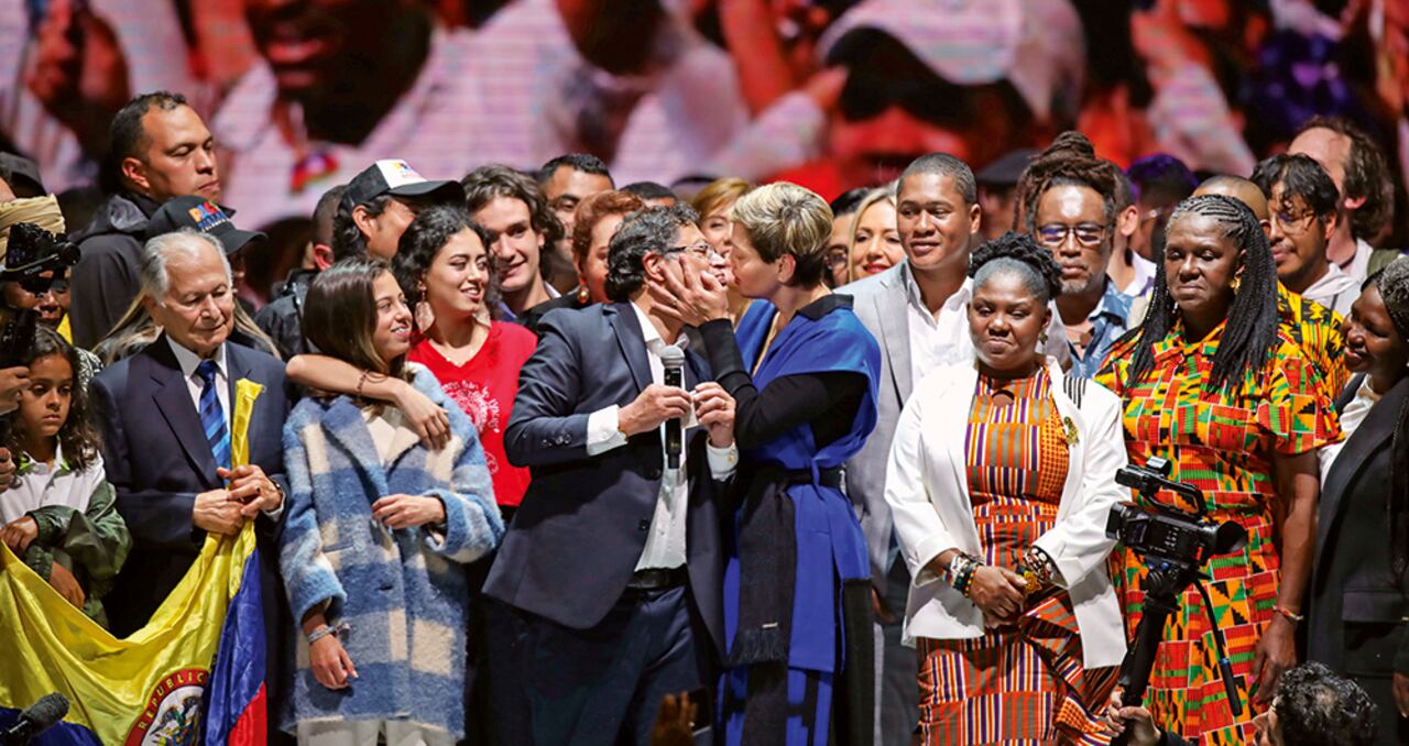El discurso de Gustavo Petro se dio en medio de grandes gestos. Hizo un gran reconocimiento a su familia y exaltó el papel de Verónica Alcocer, su esposa. “Ella me ha aguantado durante años y ha logrado un espacio de liderazgo propio”, dijo el ahora presidente electo.