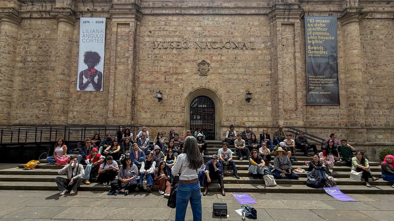 Estudiantes y docentes de las universidades Nacional y de los Andes realizaron una clase abierta frente al Museo Nacional para reflexionar sobre el retiro de varias obras.