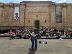 Estudiantes y docentes de las universidades Nacional y de los Andes realizaron una clase abierta frente al Museo Nacional para reflexionar sobre el retiro de varias obras.