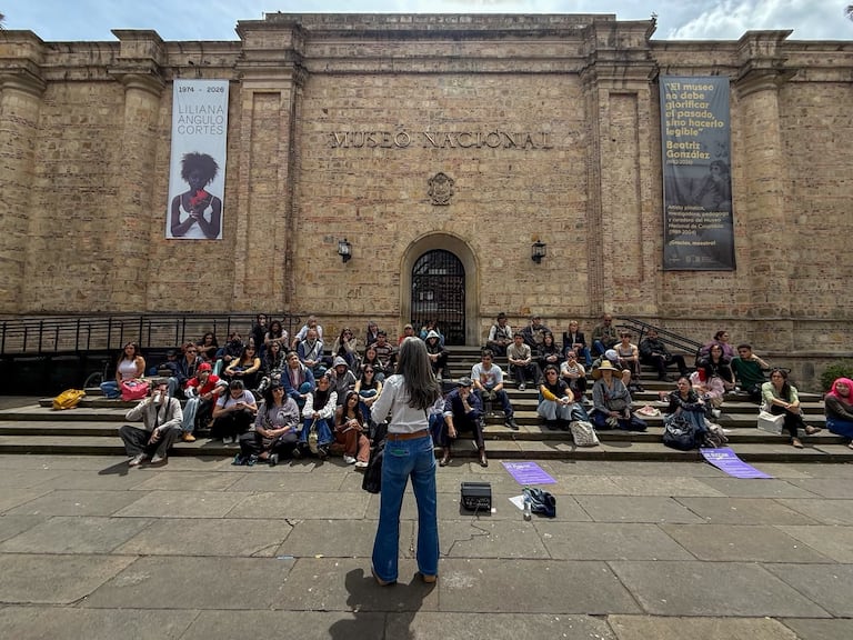 Estudiantes y docentes de las universidades Nacional y de los Andes realizaron una clase abierta frente al Museo Nacional para reflexionar sobre el retiro de varias obras.