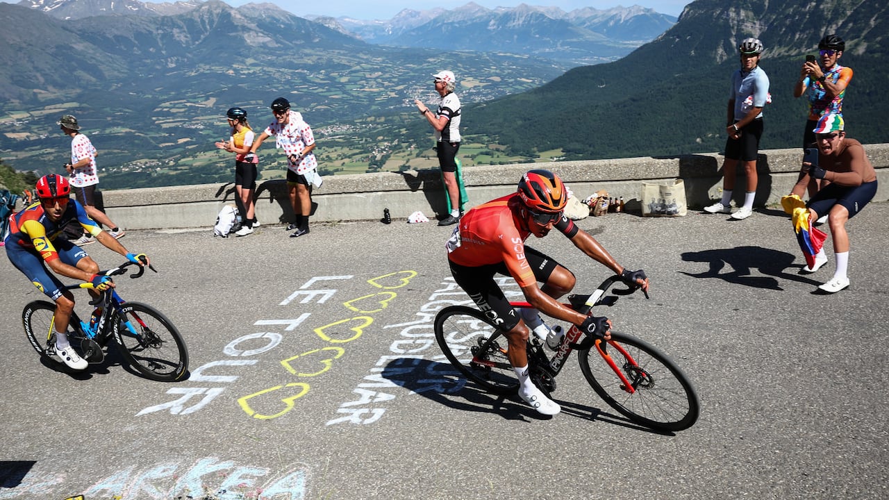 Imagen de Egan Bernal corriendo el Tour de Francia 2024.