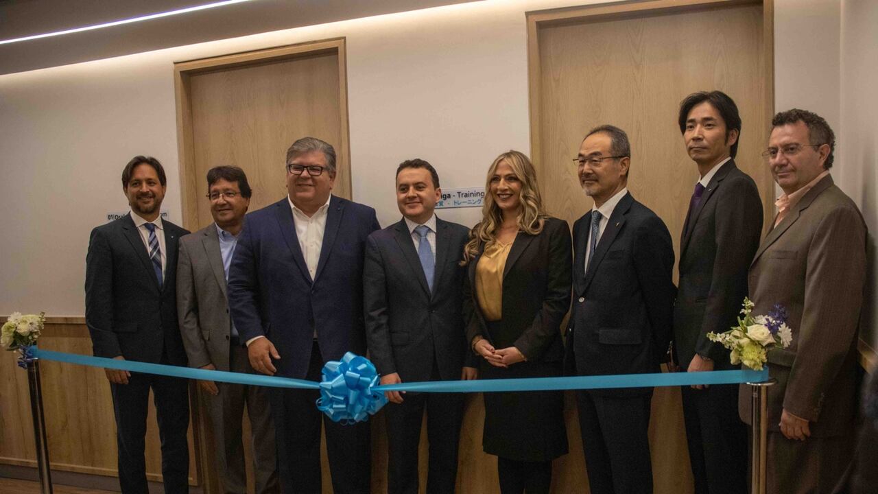 En la foto social, de izquierda a derecha:
Ricardo Angulo, director de ventas y operaciones de Colombia, Chile, Perú y Puerto Rico, Daikin Applied Latin America; Rolando Mendoza, vicepresidente de SAEG; George Calienes, CEO Daikin Latin América; Alexis Arcila, gerente general SAEG Colombia; Ximena Gómez, gerente general, Daikin Colombia; Satoshi Okayama, presidente Daikin Latin América; Shigeki Hagiwara, Oficial Asociado Senior, Representante de Latinoamérica de Daikin Industries, y Ronald Arguello, vicepresidente de finanzas de Daikin Latin América.